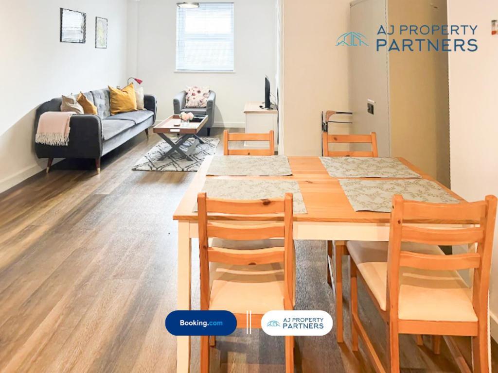 Premium Offer L Last-Minute Escape L Aj Properties L High Street Cheltenham L Parking L Ideal For Short Or Long Stays - Town Centre Apartment, 4 Beds, 1 Bathroom Exterior foto