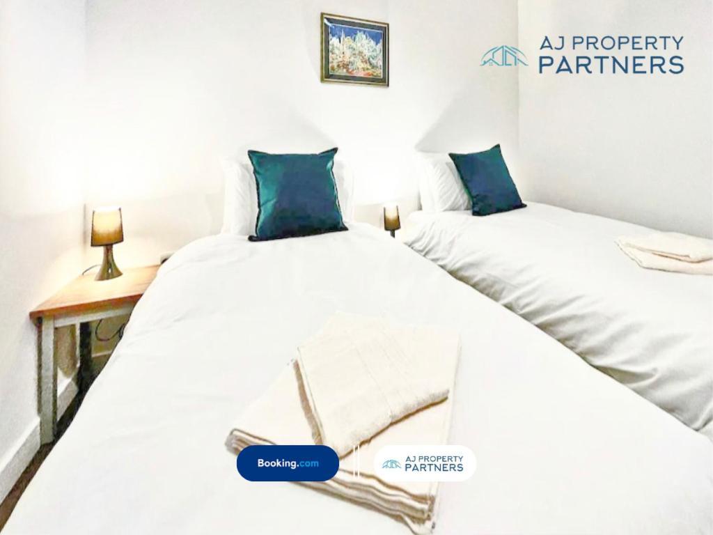 Premium Offer L Last-Minute Escape L Aj Properties L High Street Cheltenham L Parking L Ideal For Short Or Long Stays - Town Centre Apartment, 4 Beds, 1 Bathroom Exterior foto