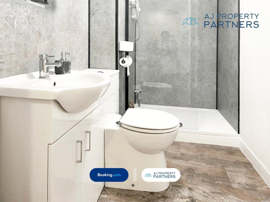Premium Offer L Last-Minute Escape L Aj Properties L High Street Cheltenham L Parking L Ideal For Short Or Long Stays - Town Centre Apartment, 4 Beds, 1 Bathroom Exterior foto